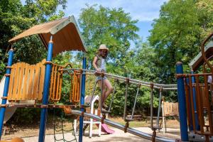 une jeune fille est sur une aire de jeux dans l'établissement Camping de Bourges, à Bourges