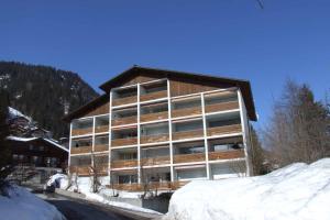 ein großes Gebäude mit Schnee davor in der Unterkunft Ferienwohnung Studio Selvea in Adelboden