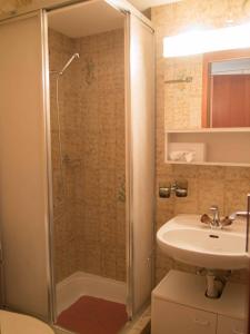 W łazience znajduje się prysznic i umywalka. w obiekcie Ferienwohnung Crystal 2 w mieście Adelboden