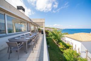 - une table à manger sur le balcon d'une maison dans l'établissement Villa Illa, à L'Escala