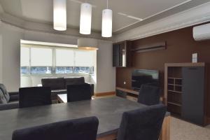 Posezení v ubytování 2 Bedroom, Central and Spacious Apartment with Sea View - 2