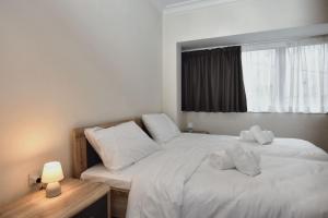 Ένα ή περισσότερα κρεβάτια σε δωμάτιο στο 2 Bedroom, Central and Spacious Apartment with Sea View - 2