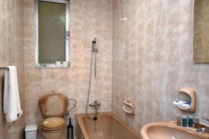 Koupelna v ubytování 2 Bedroom, Central and Spacious Apartment with Sea View - 2