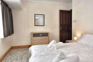 Postel nebo postele na pokoji v ubytování 2 Bedroom, Central and Spacious Apartment with Sea View - 2