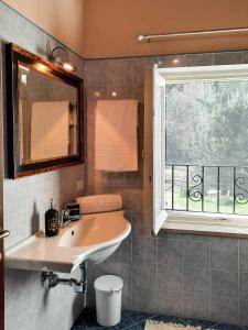 ein Bad mit einem Waschbecken und einem Fenster in der Unterkunft Agriturismo Tenuta Adamo in Lucca