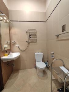 Et badeværelse på Two-bedroom apartment in the heart of Kyiv + 13 billeder