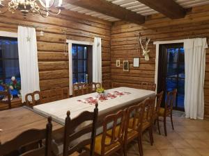 - une salle à manger avec une table et des chaises dans l'établissement Maamehe golfi talu, 