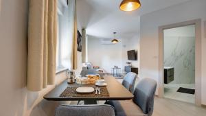 uma sala de jantar com mesa e cadeiras em Exclusive Pula City Apartments em Pula