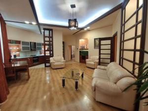 Et opholdsområde på Two-bedroom apartment in the heart of Kyiv