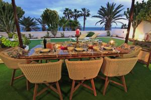 Basen w obiekcie Villa Vista del Mar - Oceanfront Luxury with Private Pool lub w pobliżu