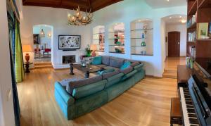 salon z niebieską kanapą i pianinem w obiekcie Villa Vista del Mar - Oceanfront Luxury with Private Pool w Costa Teguise