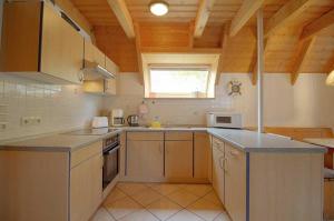 eine Küche mit einer Spüle und einer Arbeitsplatte in der Unterkunft Strandvogt 3 KN3 in Dorum Neufeld