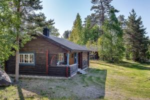 Tyngsjö的住宿－Tyngsjö Vildmark，树木林地的小木屋