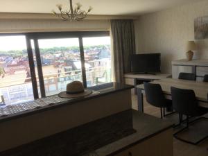 une chambre d'hôtel avec vue sur un salon dans l'établissement Panoramisch appartement tussen zee ,bos en de duinen, à La Panne