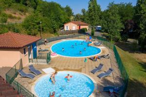 an overhead view of a swimming pool with people in it at Camping de la Bageasse in Brioude