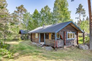 een hut in het bos met een hond op het dak bij Tyngsjö Vildmark in Tyngsjö