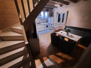 ein Wohnzimmer mit einer Treppe und eine Küche in der Unterkunft Holiday Homes 777 in Karwia