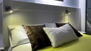A bed or beds in a room at Apartaments y Habitacions Entre Volcans