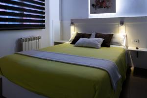 A bed or beds in a room at Apartaments y Habitacions Entre Volcans