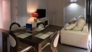 A seating area at Apartaments y Habitacions Entre Volcans