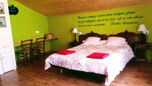 um quarto com uma cama e uma escrita na parede em CASA DRUNA LEE ; CASA EN EL CAMPO em Santa Gadea