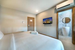 Postel nebo postele na pokoji v ubytování PLAAI Plus Hotel Rayong