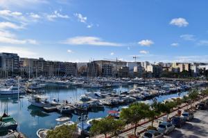 un porto pieno di barche in una città di 2 Bedroom Apartment - Spacious, Bright & Central - 4 a Msida