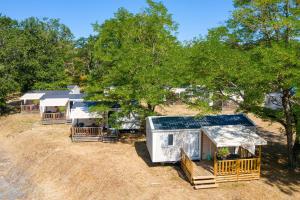 an aerial view of a group of mobile homes at Camping de l'île in Bannay