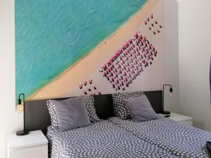 - une chambre avec un lit et une peinture murale dans l'établissement Pension Schier, à Zandvoort