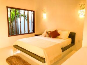 sypialnia z dużym łóżkiem i oknem w obiekcie Casa do PESCADOR Atins - c/ todo conforto e super localização w mieście Atins