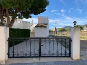 サン・カルラス・デ・ラ・ラーピタにあるApartamentos Playa D y Gの階段のある家の前門