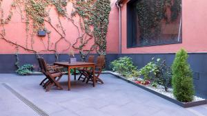 A garden outside Apartaments y Habitacions Entre Volcans