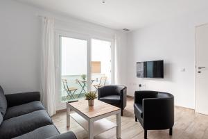 Televízia a/alebo spoločenská miestnosť v ubytovaní Apartamentos Wamba