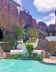 widok na ośrodek ze ścianą skalną w obiekcie Villa Vista del Mar - Oceanfront Luxury with Private Pool w Costa Teguise