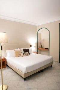 Un pat sau paturi într-o cameră la Hotel Commercio