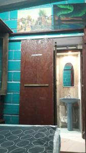łazienka z drzwiami i umywalką w obiekcie Viajeros w mieście Salta