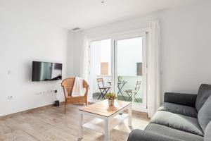 Televízia a/alebo spoločenská miestnosť v ubytovaní Apartamentos Wamba