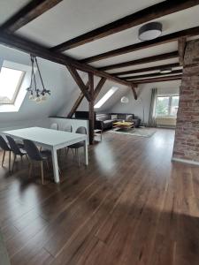 um quarto com uma mesa e cadeiras e uma parede de tijolos em FeWo Rohleder de 130m mit Garten 6Pers 2Bad em Cottbus