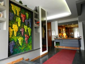 een schilderij van druiven op een muur in een hal bij Hotel Italia in Stradella