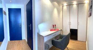a dressing room with a desk and a chair at Aparthotel Kleine Perle in Cuxhaven