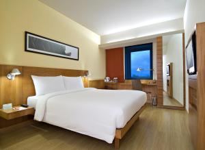 纳威孟买ibis Navi Mumbai - An Accor Brand的卧室里有一张白色的大床和一台电视 更多37张照片