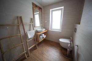 Koupelna v ubytování Cozy Nest in the heart of Kranjska Gora + 36 fotografií