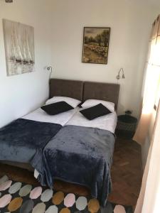 Łóżko lub łóżka w pokoju w obiekcie Apartments Valentinovo