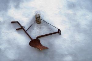 a rusted clock in the snow with a chain at Masseria Spina Resort in Monopoli