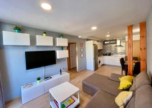 プラヤ・デル・イングレスにあるOHMYHOST360 - Sunny Home Holidaysのリビングルーム(ソファ、薄型テレビ付)