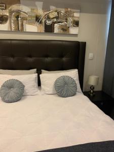 1 dormitorio con 1 cama con 2 almohadas en Regency Hotel Apartment @ 4th, en Pretoria