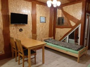 Habitación con mesa, cama, mesa y sillas. en Atpūtas vieta Buki en Ventspils