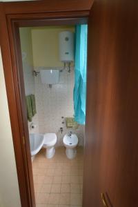 uma casa de banho com 2 WC, um lavatório e uma banheira em Appartamento via della Posterna Spoletium em Spoleto