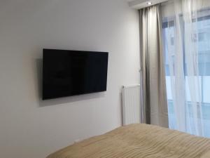 Televízia a/alebo spoločenská miestnosť v ubytovaní Apartamenty Kapitańskie Kasprowicza 20A taras