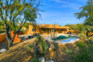 - une vue aérienne sur une maison avec une piscine dans l'établissement Rincon Shadows, à Tucson